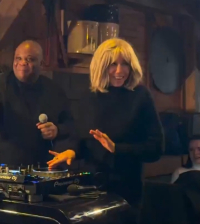 Γαλλία: Η Μπριζίτ Μακρόν σε ρόλο dj «τα σπάει» στα decks (video)