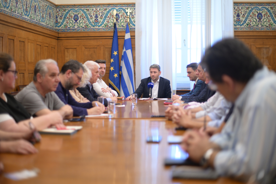 Ανδρουλάκης: Δεν ευθύνεται το Σύνταγμα που η κυβέρνηση έχει το ρεκόρ μετακλητών υπαλλήλων