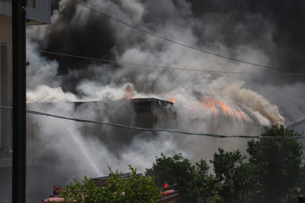 Μεγάλη φωτιά τώρα στο Ηράκλειο - Ήχησε 112, μαύρος καπνός έχει «πνίξει» την πόλη