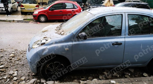 Απίστευτο! Μπαλκόνι έπεσε σε αυτοκίνητο στον Πύργο (pics)