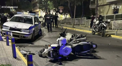 Σκηνές από αστυνομική ταινία στον Άλιμο: Όχημα εμβόλισε μηχανές της ΔΙΑΣ και περιπολικό μετά από διάρρηξη σε μίνι μάρκετ