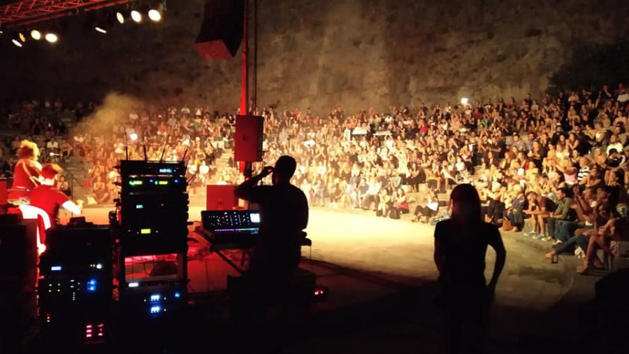 «Βούλιαξε» η Λιβαδειά: Χαμός σε γλέντι με χορούς και συνωστισμό, διασκέδασε μέχρι και ο δήμαρχος (βίντεο)