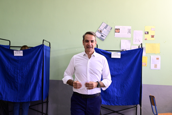 Εισηγήσεις στον πρωθυπουργό να αλλάξει θέση και να αποκλείσει τις διπλές εκλογές