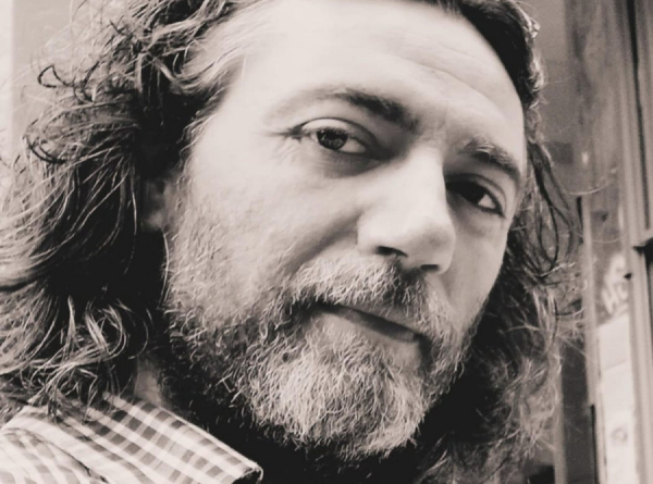 Μέσα σε δάσος από μάσκες ζήτησε να ζήσεις