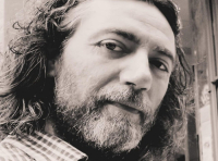 Μέσα σε δάσος από μάσκες ζήτησε να ζήσεις