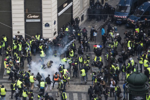 «Κίτρινα γιλέκα» - Παρίσι: Δημοσιογράφοι τραυματίστηκαν στις διαδηλώσεις