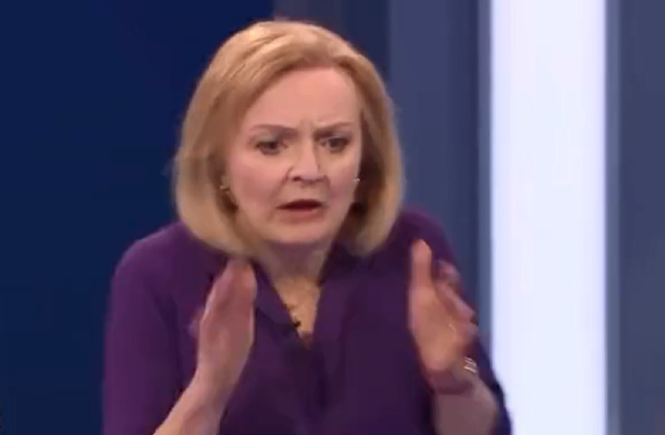 Κατέρρευσε η δημοσιογράφος που συντόνιζε το ντιμπέιτ σε Τρας -Σουνάκ, «πάγωσαν» στο πλατό (βίντεο)