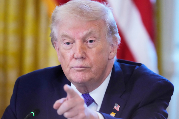 Έτοιμες να βοηθήσουν το Ιράν οι ΗΠΑ, λέει ο Τραμπ - Στο «τραπέζι» αεροπορική επίθεση ενώ «φλέγεται» η χώρα