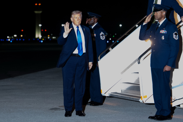 Έτοιμες να βοηθήσουν το Ιράν οι ΗΠΑ, λέει ο Τραμπ - Στο «τραπέζι» αεροπορική επίθεση ενώ «φλέγεται» η χώρα