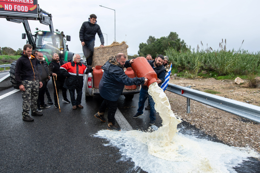 Καταιγίδα με μπλόκα αγροτών - Ο χάρτης με τα χιλιάδες τρακτέρ