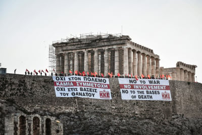 Πανό του ΚΚΕ κατά του πολέμου στην Ακρόπολη (εικόνες, βίντεο)