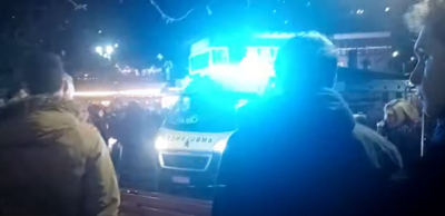 Πανικός στο Μέτσοβο: Η στιγμή που βεγγαλικό πέφτει σε πλήθος - Τρεις τραυματίες