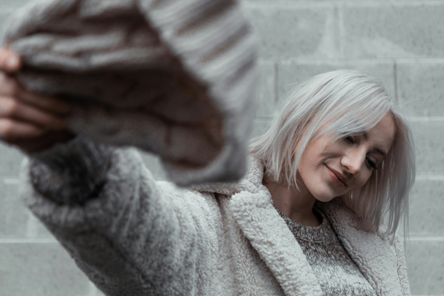 Αποχαιρέτα τα γκρίζα σου μαλλιά με αυτή τη βιταμίνη