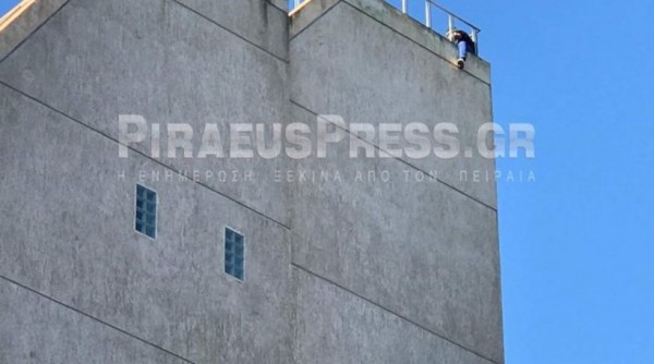 Αλλοδαπός απειλεί να αυτοκτονήσει από κτίριο στον Πειραιά