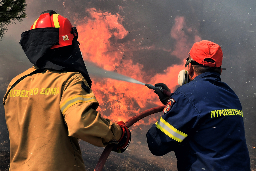 Αναζωπύρωση της φωτιάς στο Λουτράκι, νέα κινητοποίηση της πυροσβεστικής στον Άγιο Χαράλαμπο