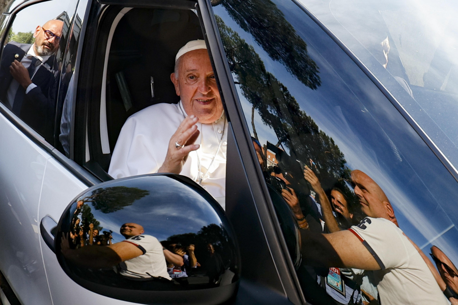 Από την ομοφοβία, στον σεξισμό ο πάπας Φραγκίσκος: «Το κουτσομπολιό είναι κάτι γυναικείο»