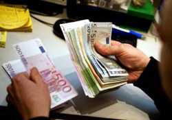 Τα δημόσια έσοδα δεν τραβάνε και ο «κόφτης» καιροφυλακτεί