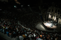 Έσπασαν και κρεμάστηκαν φωτιστικά στο Ηρώδειο, από τύχη γλίτωσαν τον τραυματισμό εργαζόμενοι (εικόνες)
