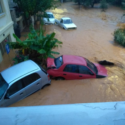 Καιρός: Πνίγηκε ξανά η Κρήτη από τις πλημμύρες, ανέβηκαν στις ταράτσες οι κάτοικοι για να σωθούν (vid)