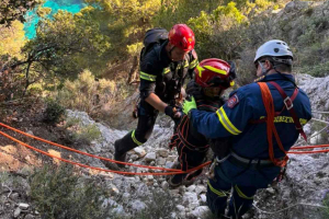Κέρκυρα: Πυροσβέστες απεγκλώβισαν Γερμανίδα από γκρεμό
