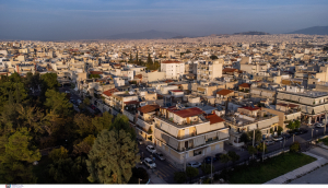 Ριζικές αλλαγές σε σπίτια και αυτοκίνητα με τον νέο κλιματικό νόμο - Τι αλλάζει στα επόμενα 2 χρόνια