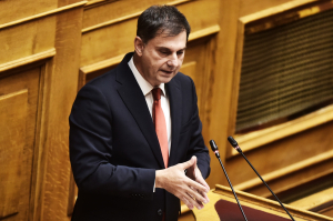 «Ανάχωμα» Θεοχάρη σε... πολιτικούς κάπηλους και θεωρίες συνωμοσίας από Βουλής