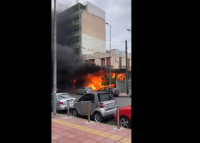 Φωτιά σε αποθήκη στον Πειραιά (βίντεο)