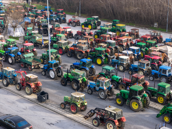 Συνεχίζουν τον αγώνα οι αγρότες - Νέα μπλόκα, «ζεσταίνουν τις μηχανές» για Χριστούγεννα