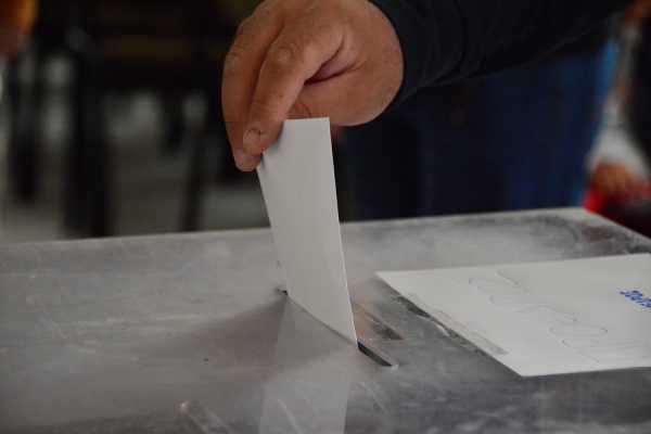 Ψήφο απο τα 17 έτη και 12ετή θητεία στους βουλευτές στον νέο εκλογικό