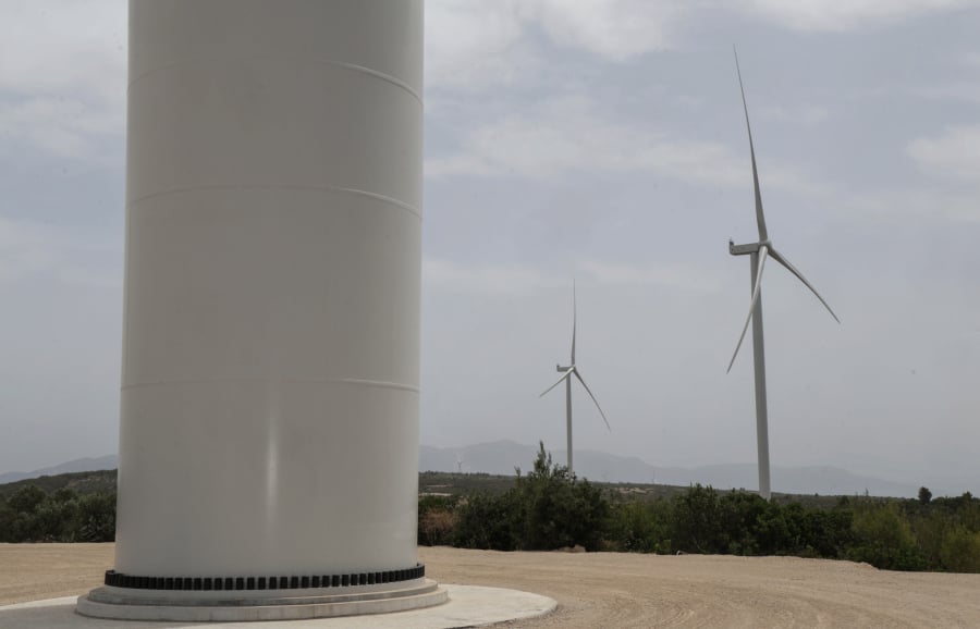 Τι θα συμβεί με τους λογαριασμούς ρεύματος - Η υπερπαραγωγή των ΑΠΕ ρίχνει τις τιμές στη χονδρεμπορική