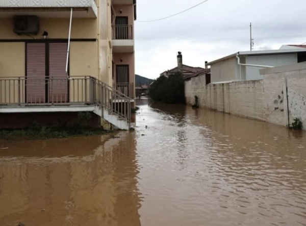 Σάρωσε τη χώρα η κακοκαιρία: Πλημμύρες, απεγκλωβισμοί και κλειστά σχολεία