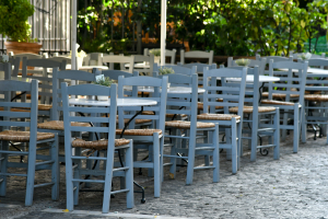 «Τσουχτερές» ποινές από τον Δήμο Αθηναίων σε πέντε καταστήματα για τα τραπεζοκαθίσματα