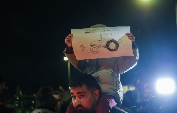 Αγρότες: Αλλαγή χρόνου στα μπλόκα για πρώτη φορά με βασιλόπιτα και πυροτεχνήματα (εικόνες, βίντεο)