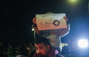 Αγρότες: Αλλαγή χρόνου στα μπλόκα για πρώτη φορά με βασιλόπιτα και πυροτεχνήματα (εικόνες, βίντεο)