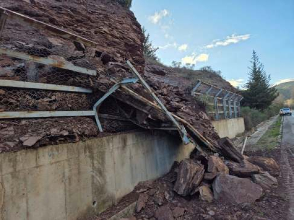 Κατολίσθηση στην είσοδο της Αράχωβας (φωτό)