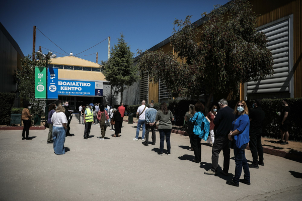 Μετάλλαξη Όμικρον: Ο λόγος που κολλάνε οι εμβολιασμένοι, ποιο εμβόλιο είναι αποτελεσματικότερο