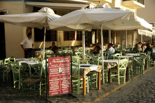 Πρόεδρος εστιατόρων: «Μείωση τζίρου 50% στα καφέ και 90% στην εστίαση»