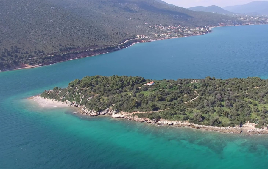 Το άγνωστο νησί δίπλα στην Αθήνα με 3 ερημικές παραλίες