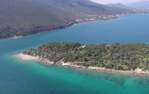 Το άγνωστο νησί δίπλα στην Αθήνα με 3 ερημικές παραλίες