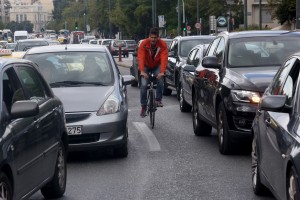 Απίστευτη κομπίνα στη Θεσσαλονίκη: Mε αυτόν τον τρόπο αποσπούν χρήματα από οδηγούς αυτοκινήτων (video)