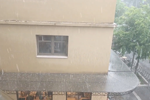 Ισχυρό χαλάζι και βροχή αυτή την ώρα στη Θεσσαλονίκη