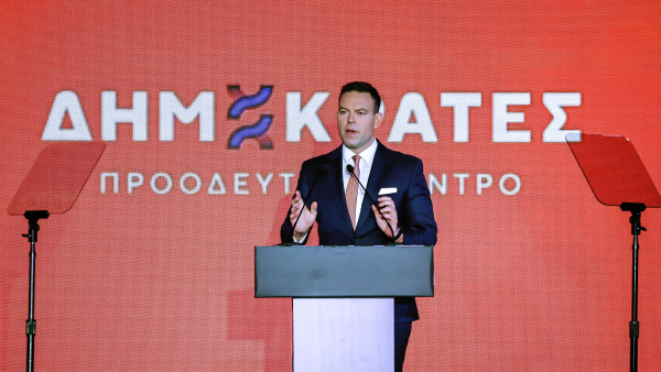 Ο Κασσελάκης κάνει πλάκα στους συνέδρους