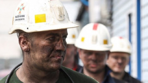 Ωρες αγωνίας στην Πολωνία: Εννέα μεταλλωρύχοι αγνοούνται μετά από σεισμό (vid)