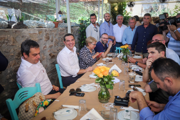 Στο Λαύριο για το καθιερωμένο γεύμα με τους δημοσιογράφους ο Τσίπρας (pics)