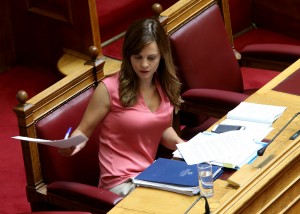 Η Αχτσιόγλου προανήγγειλε νέες ρυθμίσεις για συντάξεις χηρείας και επιδότηση για τα "μπλοκάκια"