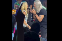 Άννα Βίσση: Η έκπληξη του Νίκου Καρβέλα επί σκηνής για τα γενέθλιά της