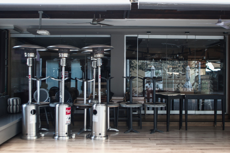 Επιδότηση, με αναδρομική ισχύ, έως και 5.000 ευρώ για εξωτερικές θερμάστρες σε καφέ και εστιατόρια