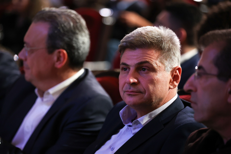 Η Κουμουνδούρου αδειάζει Φαραντούρη για κυβέρνηση Ειδικού σκοπού