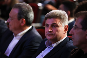 Η Κουμουνδούρου αδειάζει Φαραντούρη για κυβέρνηση Ειδικού σκοπού