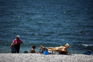 «Δροσερές» απολαύσεις: Πέντε πεντακάθαρες παραλίες κοντά στην Αθήνα για μεγάλους και παιδιά